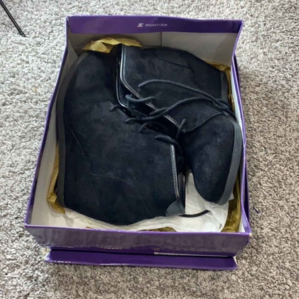 EUC- Madden girl dally black booties